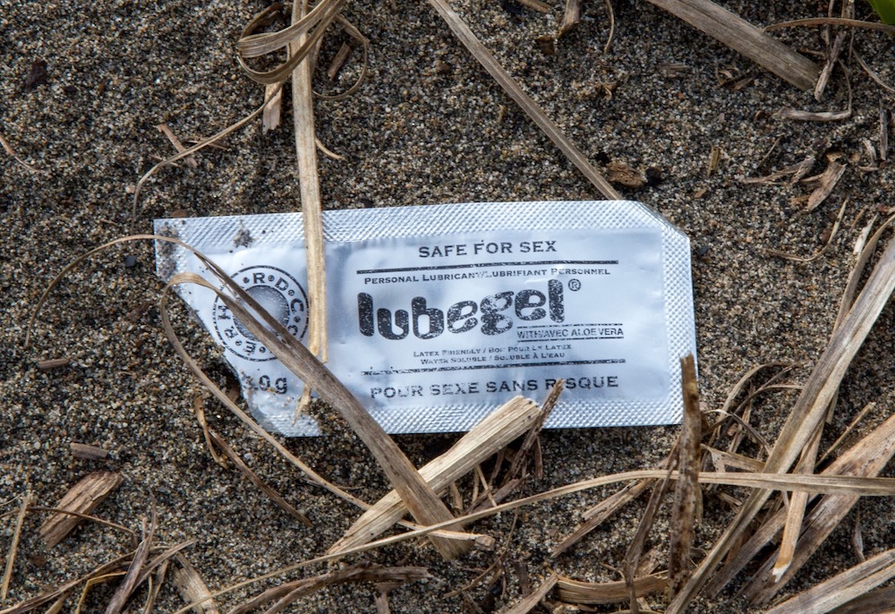 Plastic in Wreck Beach - Said Abugattas.07